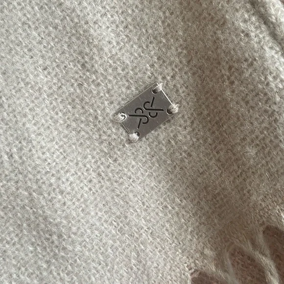 SOUA&KYI, Absolutely Gorgeous Poncho Cape! The Material is Beautiful 🌻🌻🌻🌻🌻 - Picture 7 of 11